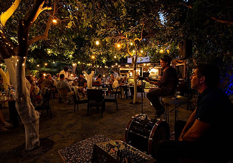 Terrace of Le Patio, during a live music performance.