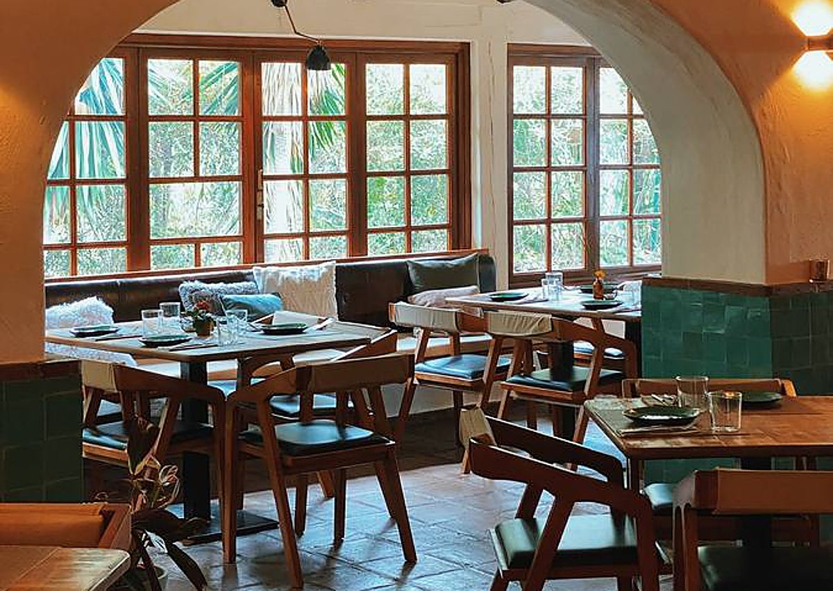 Imagen secundaria 1 - The restaurant entrance, part of the dining room and the site of the waterfall. 