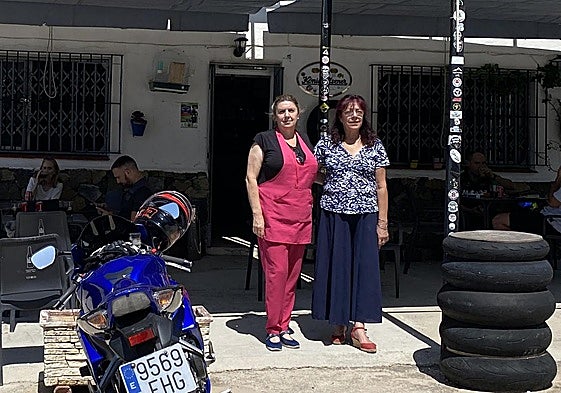 María Antonia and María del Mar González Palmero, from Venta El Madroño on the A-397, ready to welcome more passing trade.