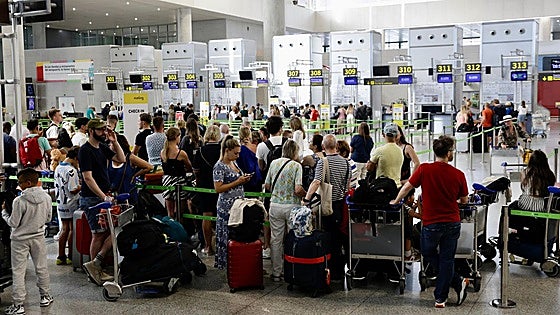 Are children entitled to compensation if a flight is cancelled or delayed?