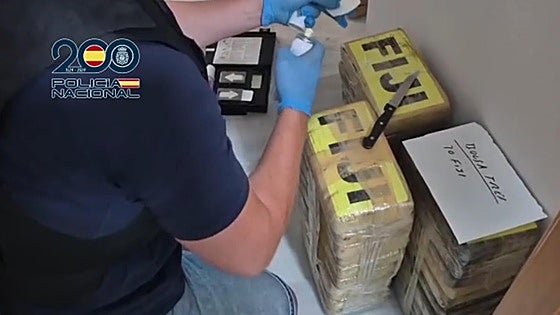 Almost 300 kilos of cocaine seized after police raid on tourist flat in Malaga
