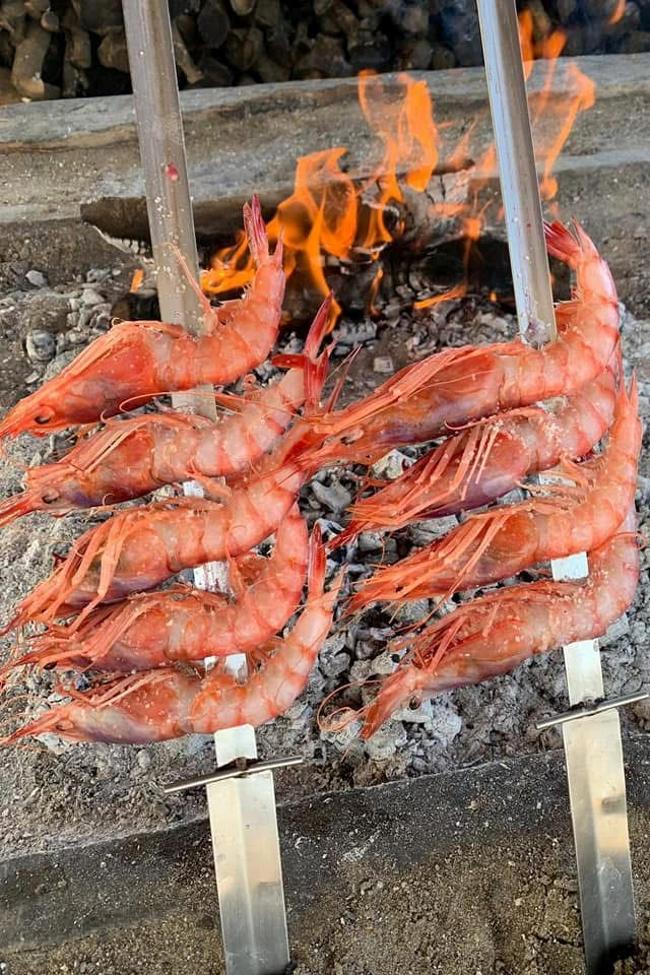 At Chiringuito Ramos, they prepare all kinds of fish and seafood on a skewer, like the prawns in the picture.
