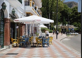 Awnings cannot include names of commercial brands.