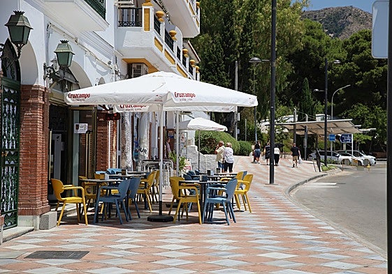 Awnings cannot include names of commercial brands.