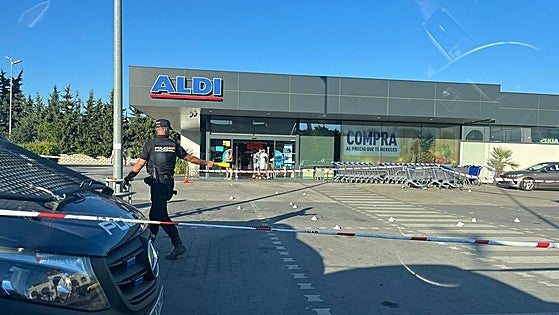 Shooting incident in supermarket car park on Costa del Sol leaves one person wounded by stray bullet