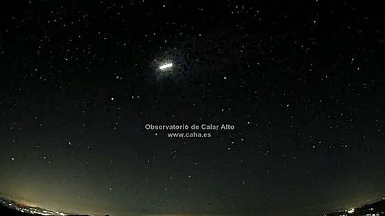 Watch as fireball streaks across the night sky of Andalucía at a scorching 69,000 km/h