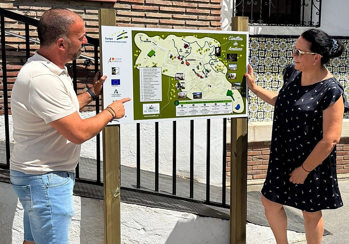 Mayor of Canillas de Aceituno, Vicente Campos, with the new signage.