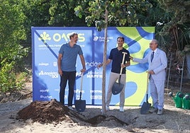 Promoters of the project Berni Rodríguez and José Manuel Calderón with Malaga mayor Francisco de la Torre during the symbolic planting of the first tree.