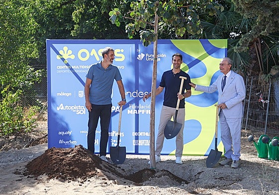 Promoters of the project Berni Rodríguez and José Manuel Calderón with Malaga mayor Francisco de la Torre during the symbolic planting of the first tree.