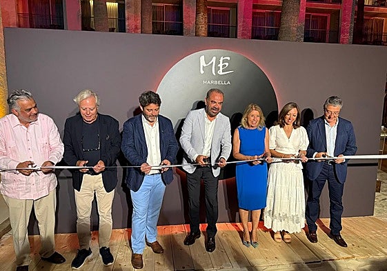 Escarrer, in the centre, cuts the ribbon symbolising the inauguration of the new five-star hotel.