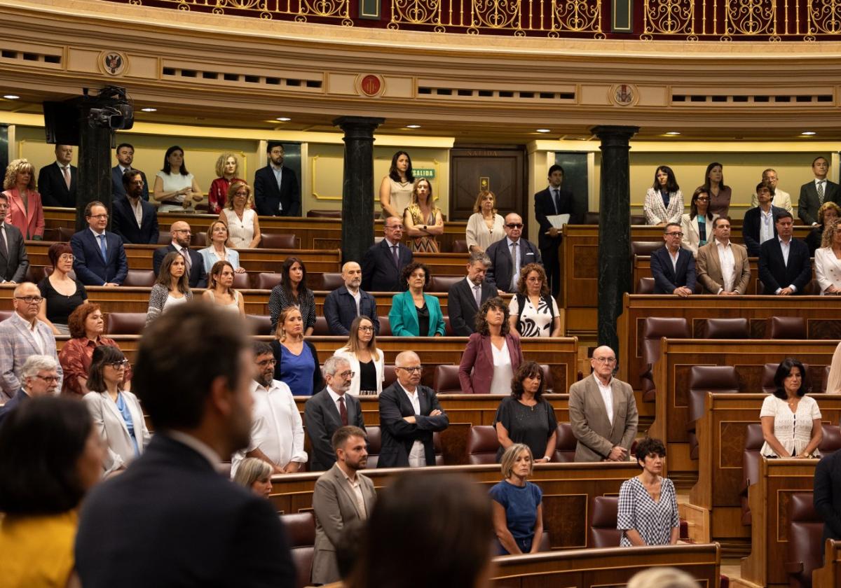 MPS remembered two recently deceased politicians at the session start.