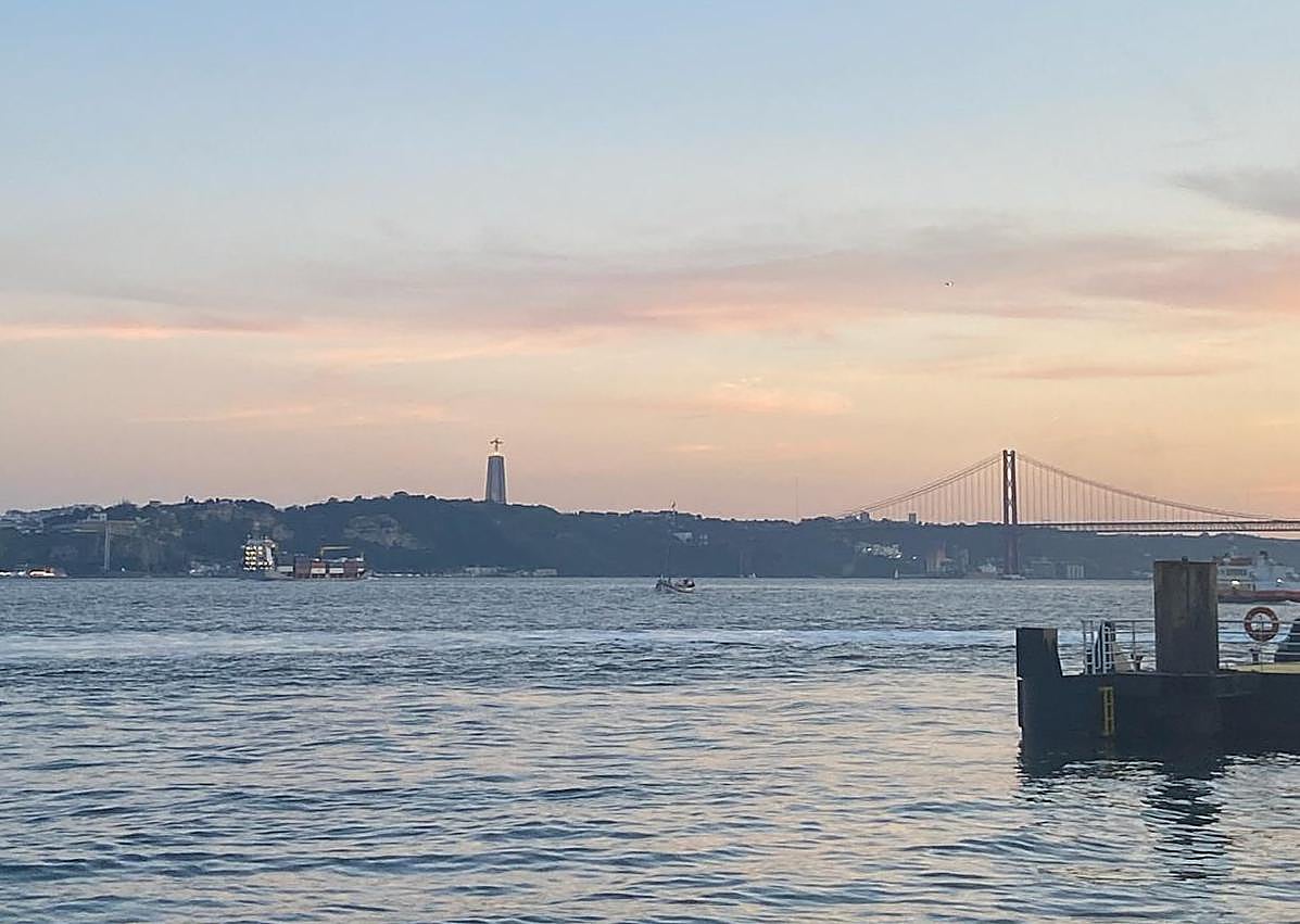 Imagen secundaria 1 - Praça do Comércio, sunset over Ponte 25 de Abril and the National Pantheon.