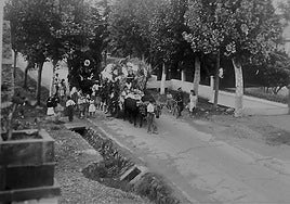 Head of the pilgrimage on what is now Avenida de Palma de Mallorca, bound for the Fuente de la Salud, on the municipal border with Benalmádena.