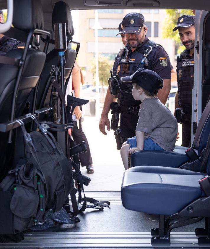 Imagen secundaria 2 - The brave Malaga boy with a rare disease who dreams of becoming a policeman