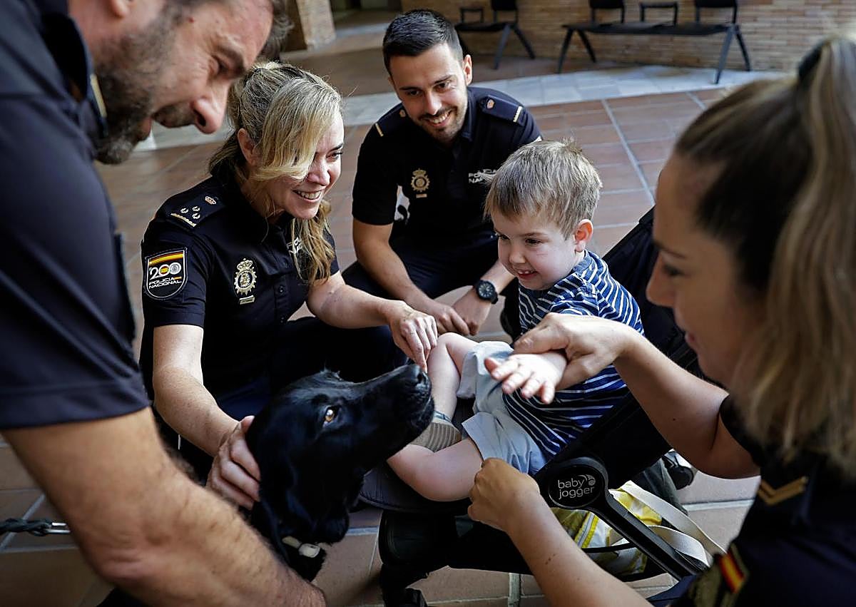 Imagen secundaria 1 - The brave Malaga boy with a rare disease who dreams of becoming a policeman