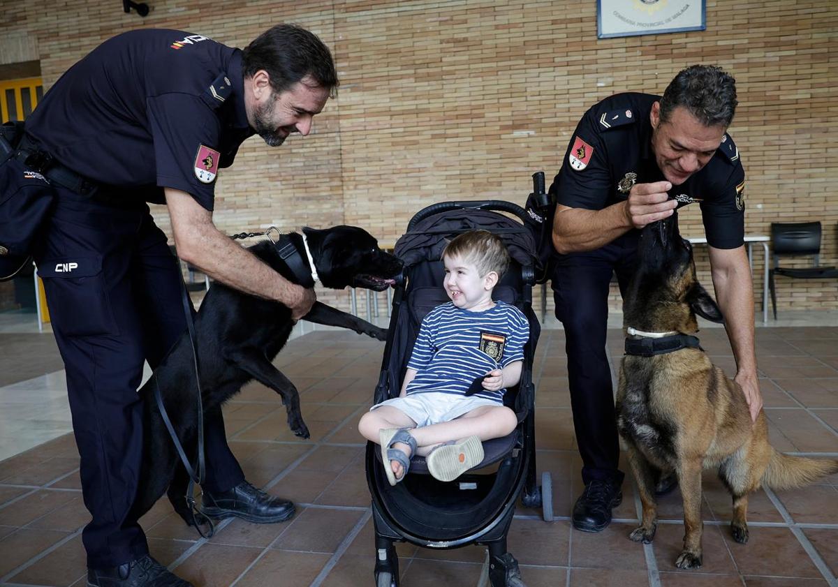 Imagen principal - The brave Malaga boy with a rare disease who dreams of becoming a policeman