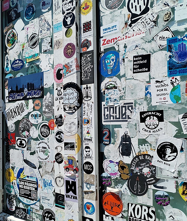 Imagen secundaria 2 - Fisterra village, meeting points and 'message desks'.