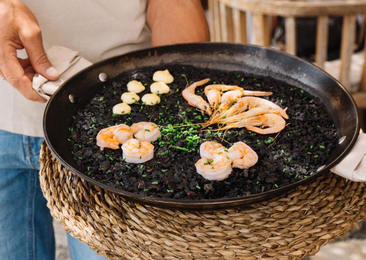 Imagen secundaria 1 - Rice with ribs and piquillo peppers from Bardot. Cuttlefish black rice from Berebere. Cuttlefish and prawn black rice from Jara.