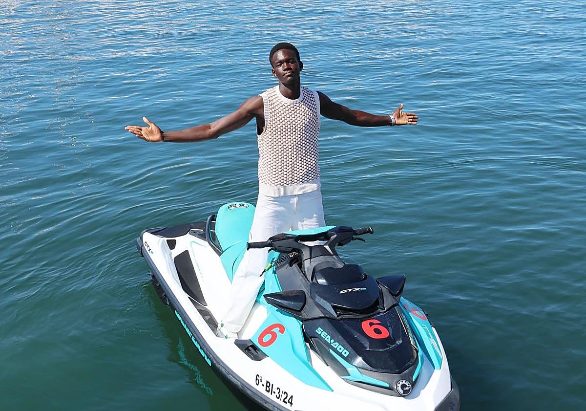 Imagen principal - The migrant who went from being a street vendor in Marbella to fashion model