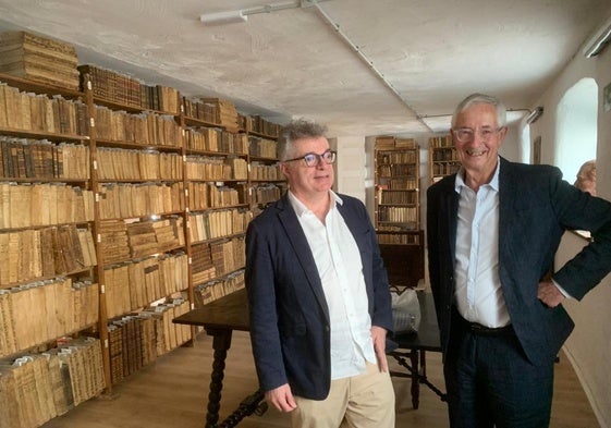 Writers Álvaro García and Andrew Dempsey who translated Muñoz Rojas' book together.