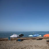 Parasols reserving a place on the beach of La Guardia de Salobreña, a practice expressly forbidden.