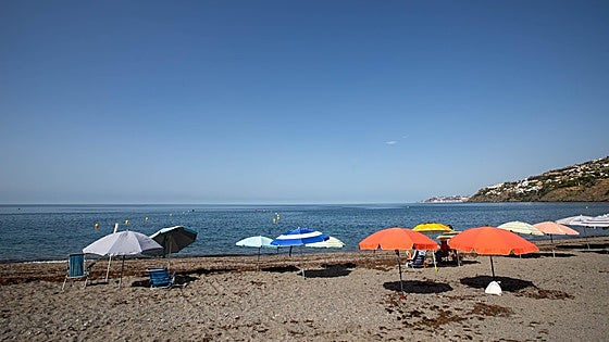 Ten things you can't do on Spain's Costa Tropical beaches if you want to avoid a hefty fine this summer