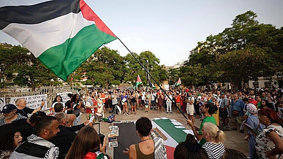 Hundreds fill Malaga's Plaza de la Merced for a demonstration of solidarity with Gaza