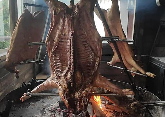 Asado en cruz en la Venta El Curro