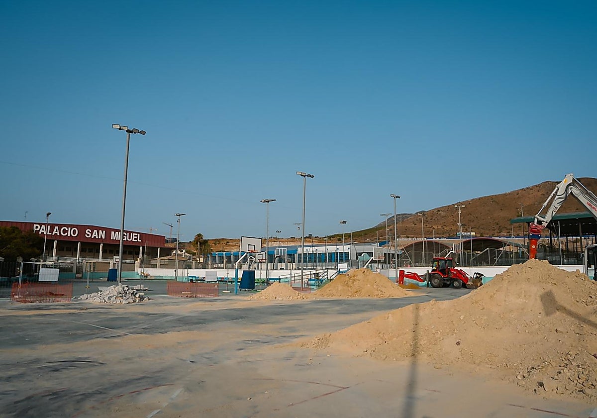 Start of work on the new roof of the skating rink.