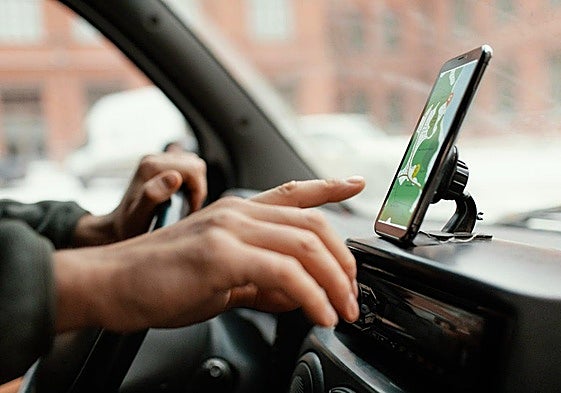 Can you really be fined for using your mobile phone in a car mount in Spain?