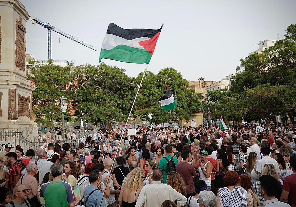 Imagen principal - Hundreds fill Malaga's Plaza de la Merced for a demonstration of solidarity with Gaza