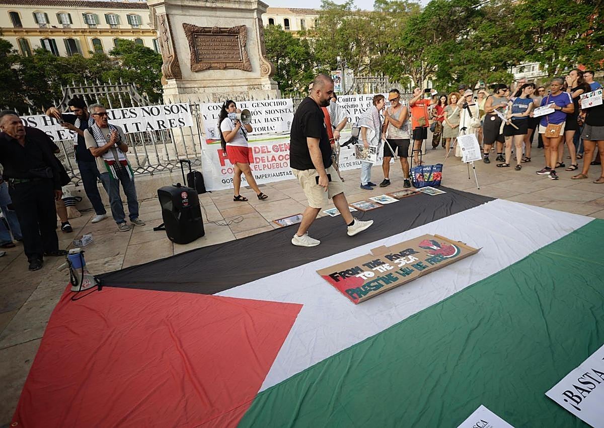 Imagen secundaria 1 - Hundreds fill Malaga&#039;s Plaza de la Merced for a demonstration of solidarity with Gaza