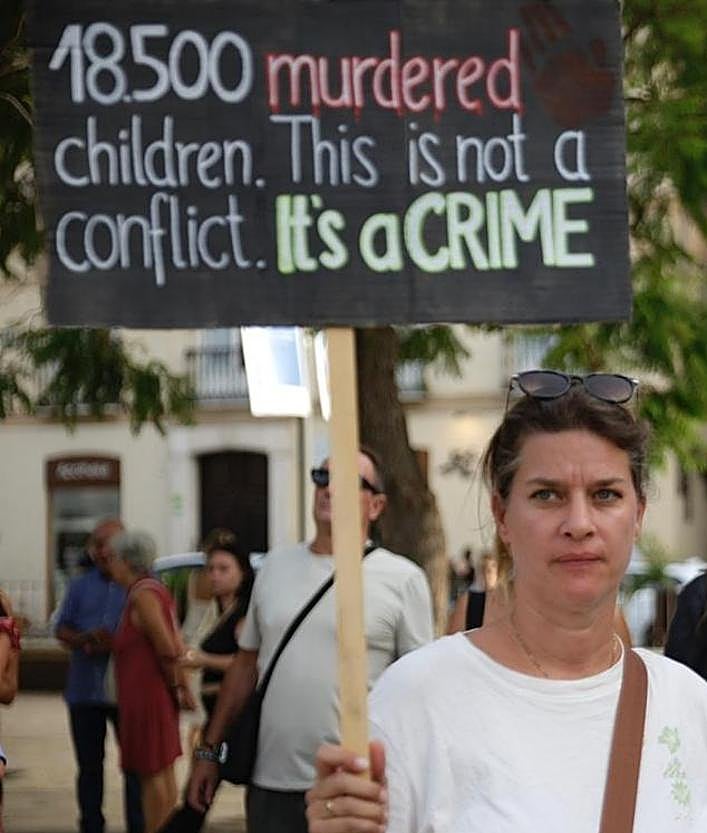 Imagen secundaria 2 - Hundreds fill Malaga's Plaza de la Merced for a demonstration of solidarity with Gaza
