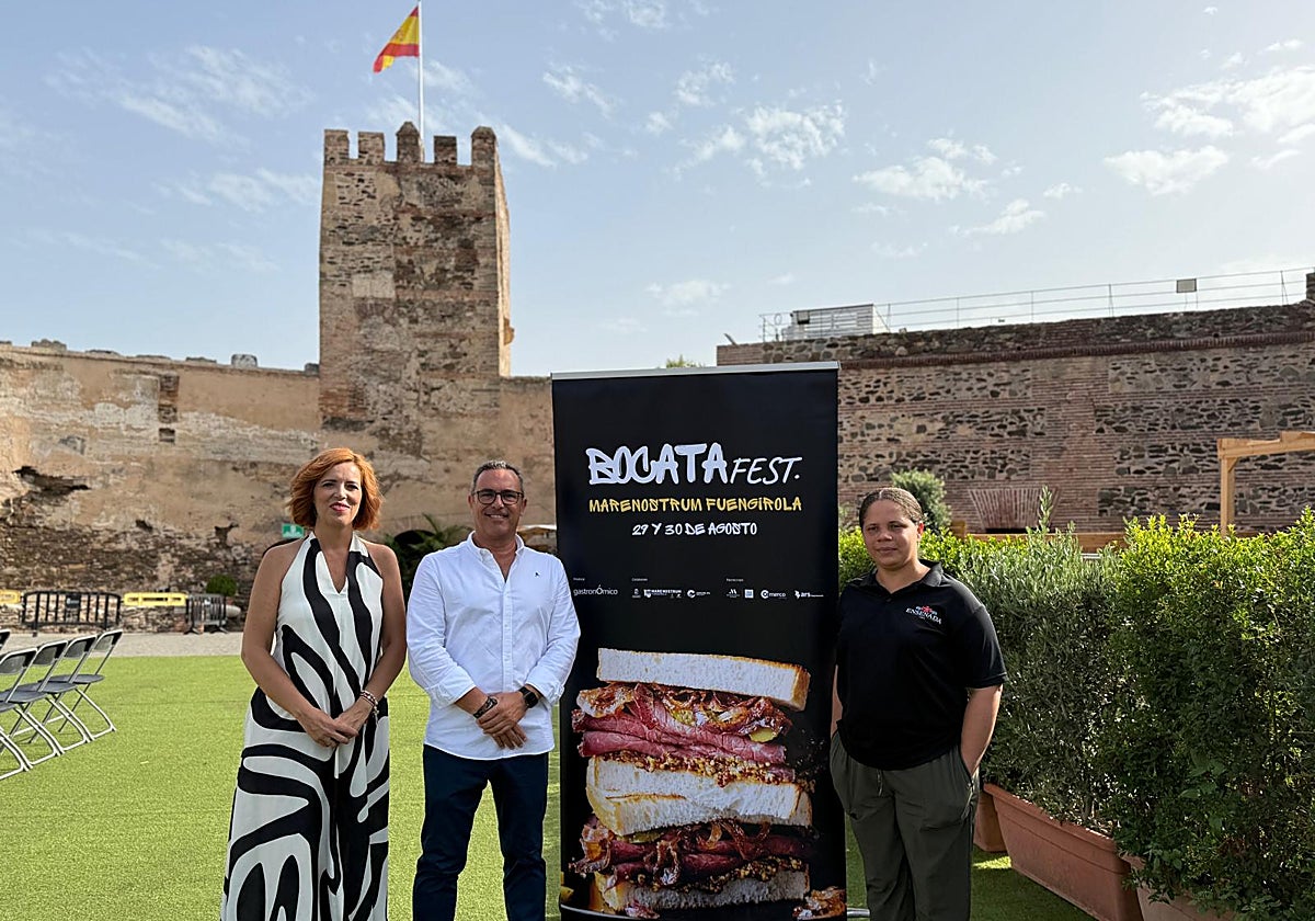 Arantxa López, from the GastronÓmico events management company, Rodrigo Romero (local councillor for culture), and Reyna Traverso, from La Taquería Ensenada restaurant.