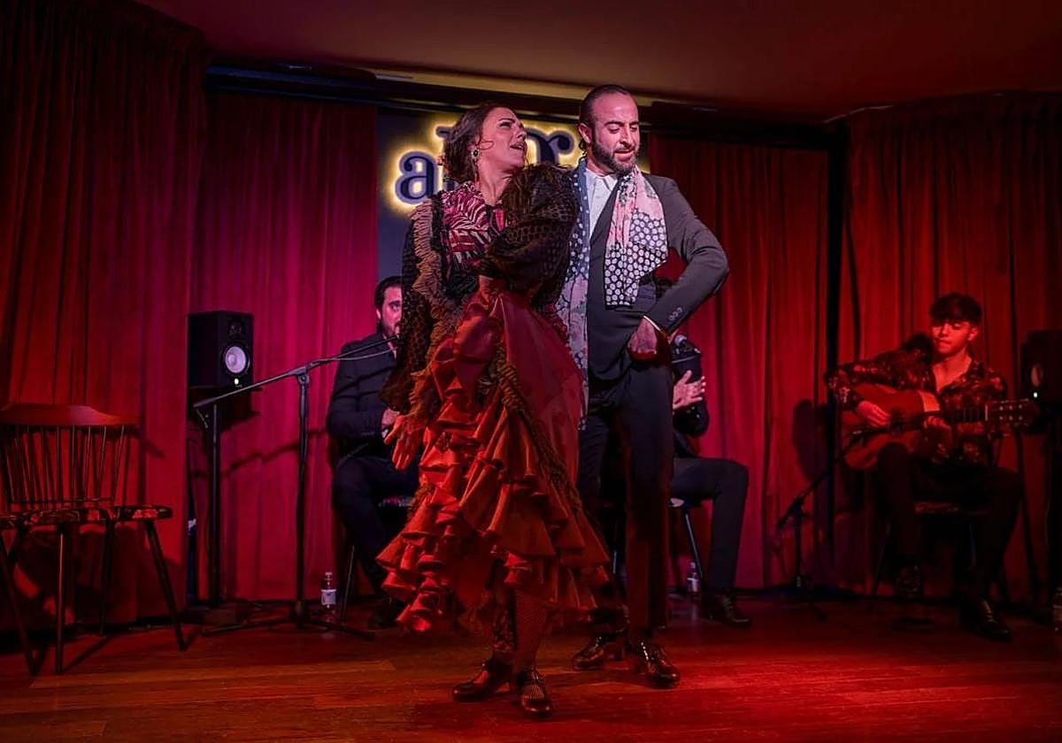 A true immersion in the art of flamenco paired with the best Andalusian cuisine