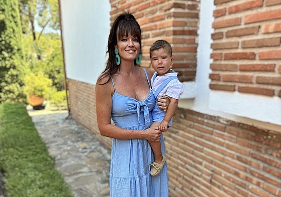 Vanessa with her son, Emilio, who has recovered after the successful operation carried out in Malaga.