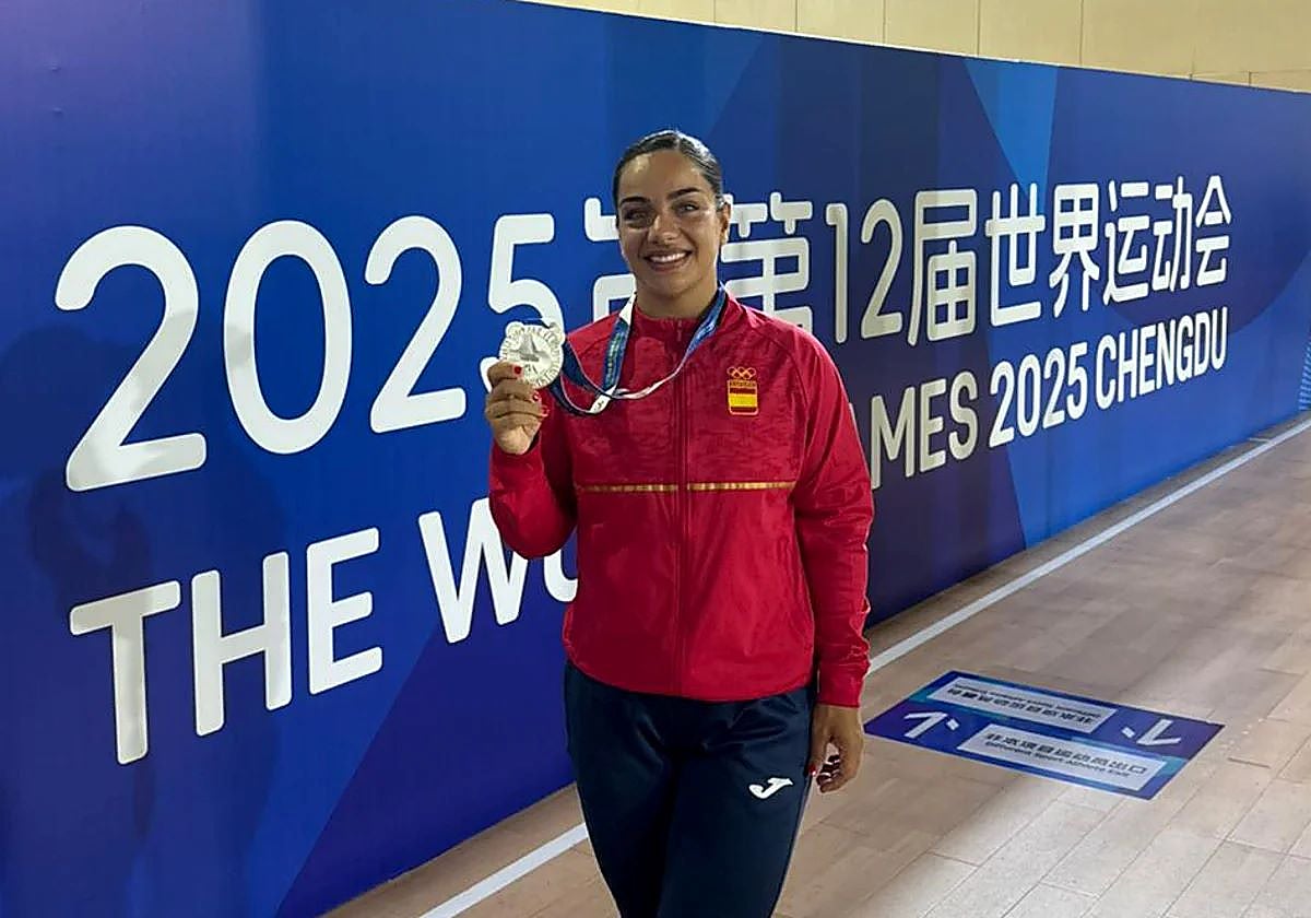 Torres poses with her silver medal.
