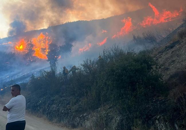 Fire nears the town of Yeres.