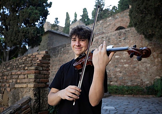 Bruno Hock with his violin on the steps to the Alcazaba.
