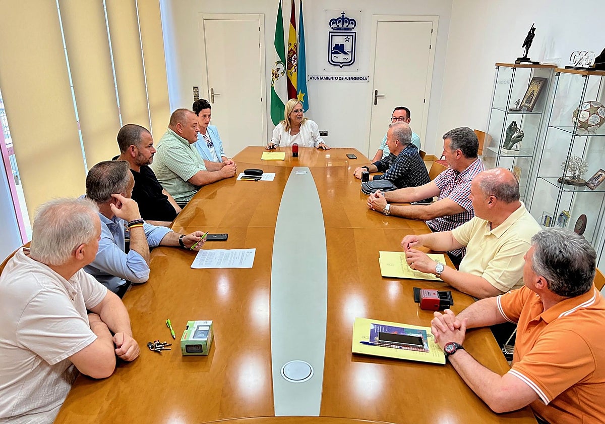 Archive photo of a meeting between Fuengirola mayor Ana Mula and union representatives in the town hall.
