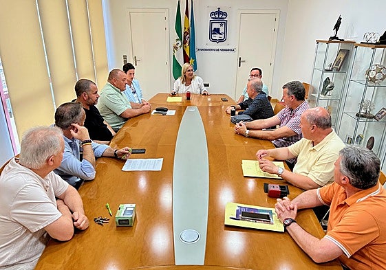 Archive photo of a meeting between Fuengirola mayor Ana Mula and union representatives in the town hall.