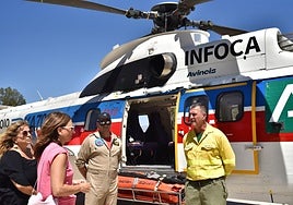 Navarro talks to Alejandro Molina (deputy director of Infoca in Malaga).