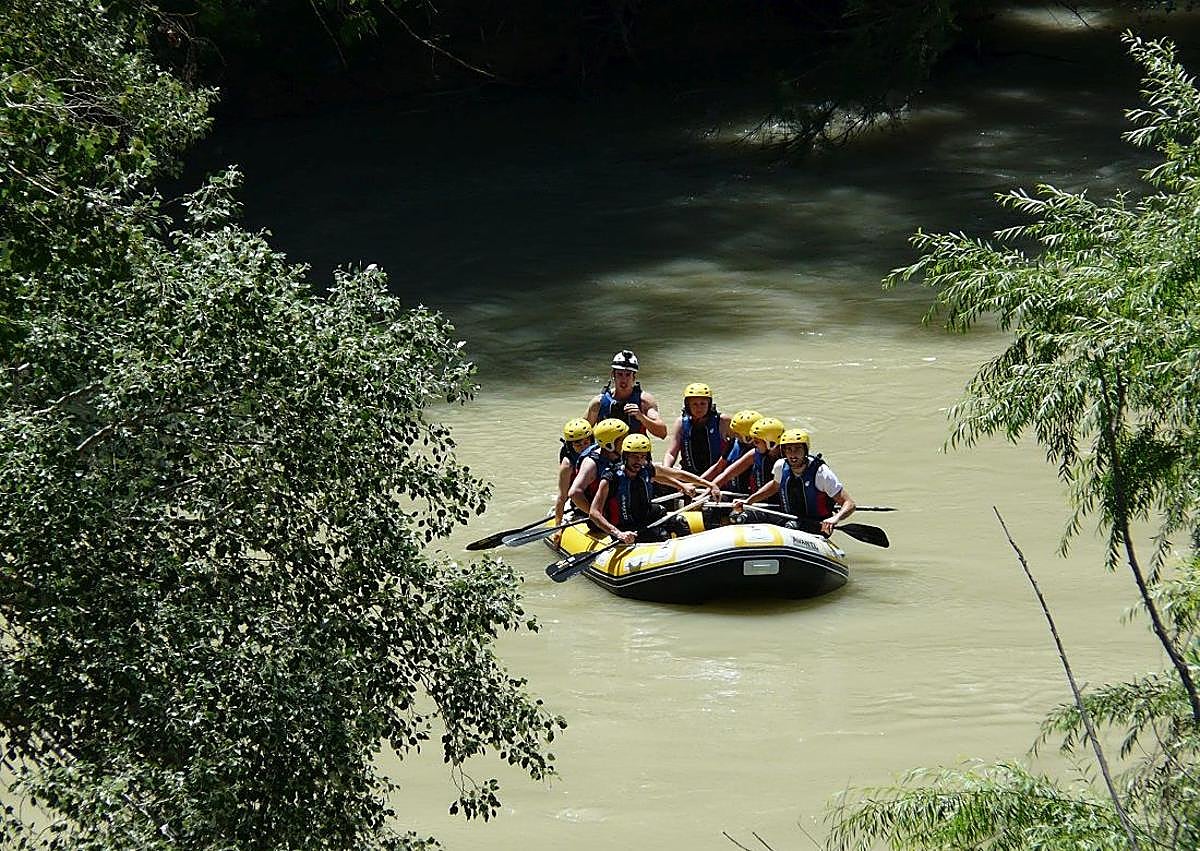 Imagen secundaria 1 - View from Archidona's castle (top), rafting on the Genil and the nocturnal pilgrimage in Archidona