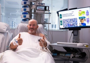 Francisco posing for SUR from the ICU of Hospital Clínico.