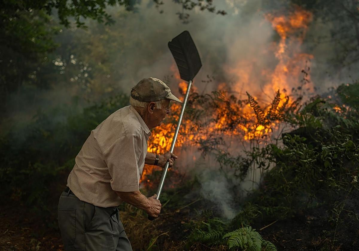 A resident of Pareisás fight the flames in A Pobra de Trives (Ourense)