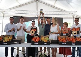 Prize-giving ceremony with Daniel García Plaza lifting the trophy for first place.