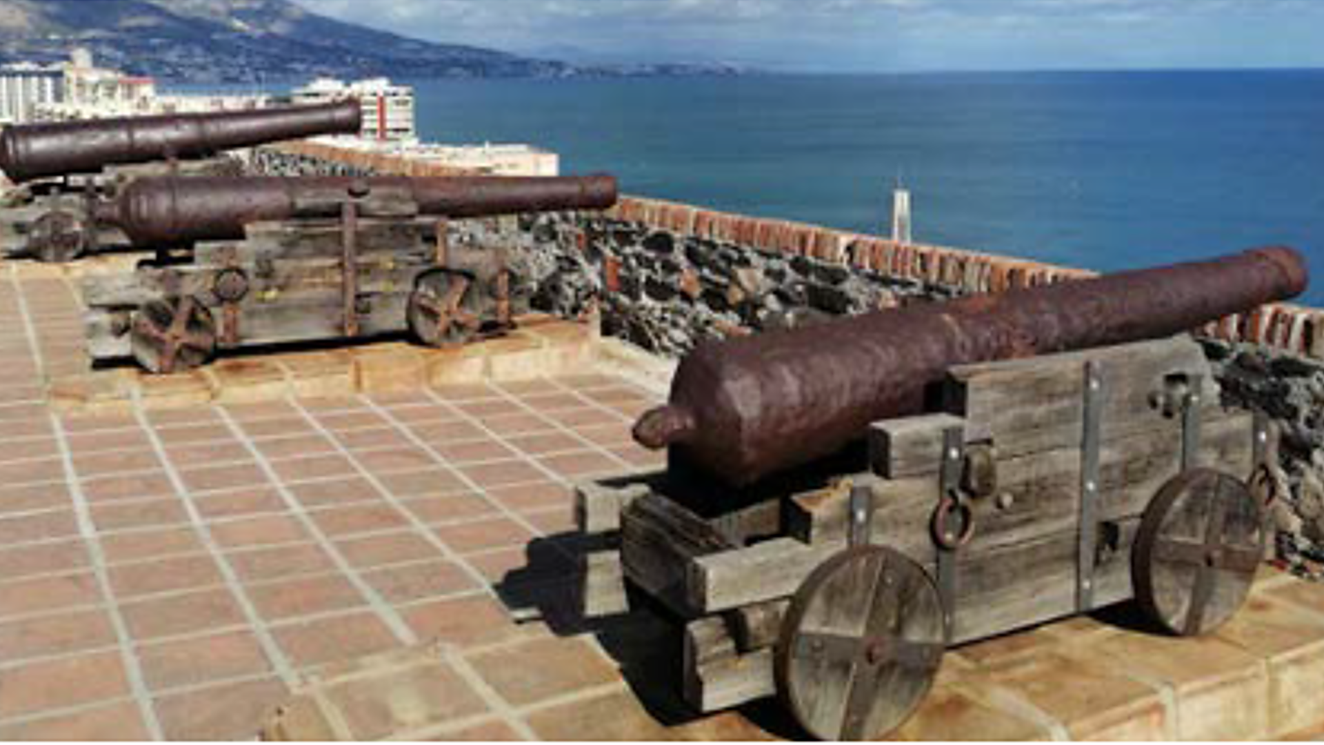 Photo of the cannons located on the terrace of the Sohail Castle.