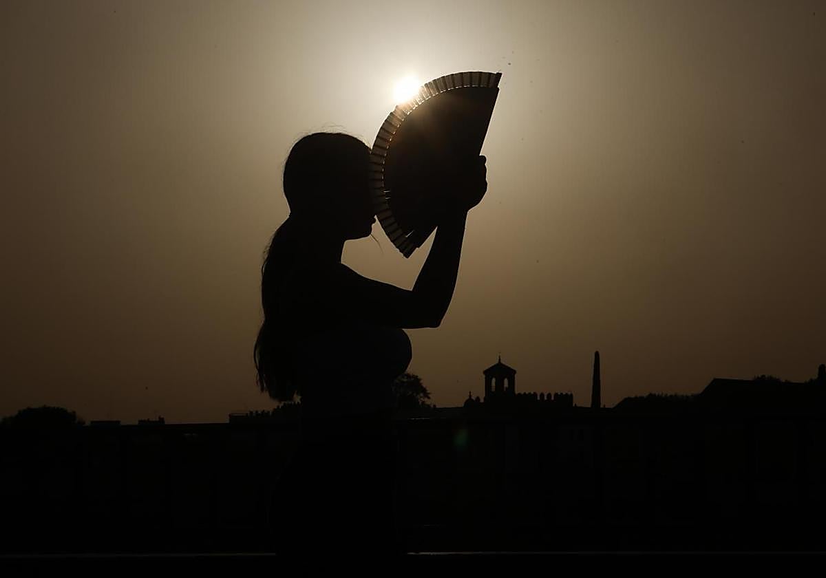 A woman with a fan in Cordoba.