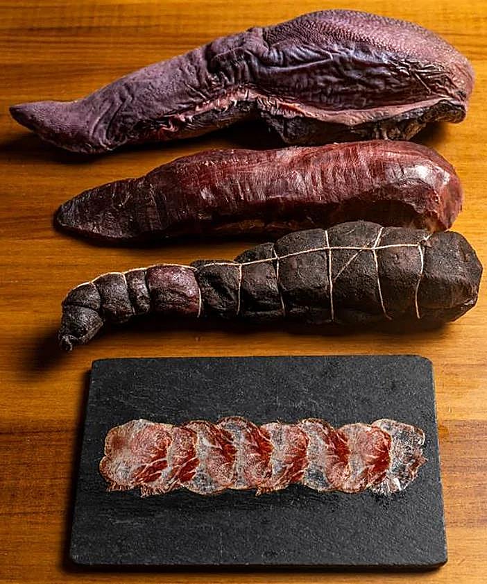 Imagen secundaria 2 - The Lagarde brothers make their own charcuterie.