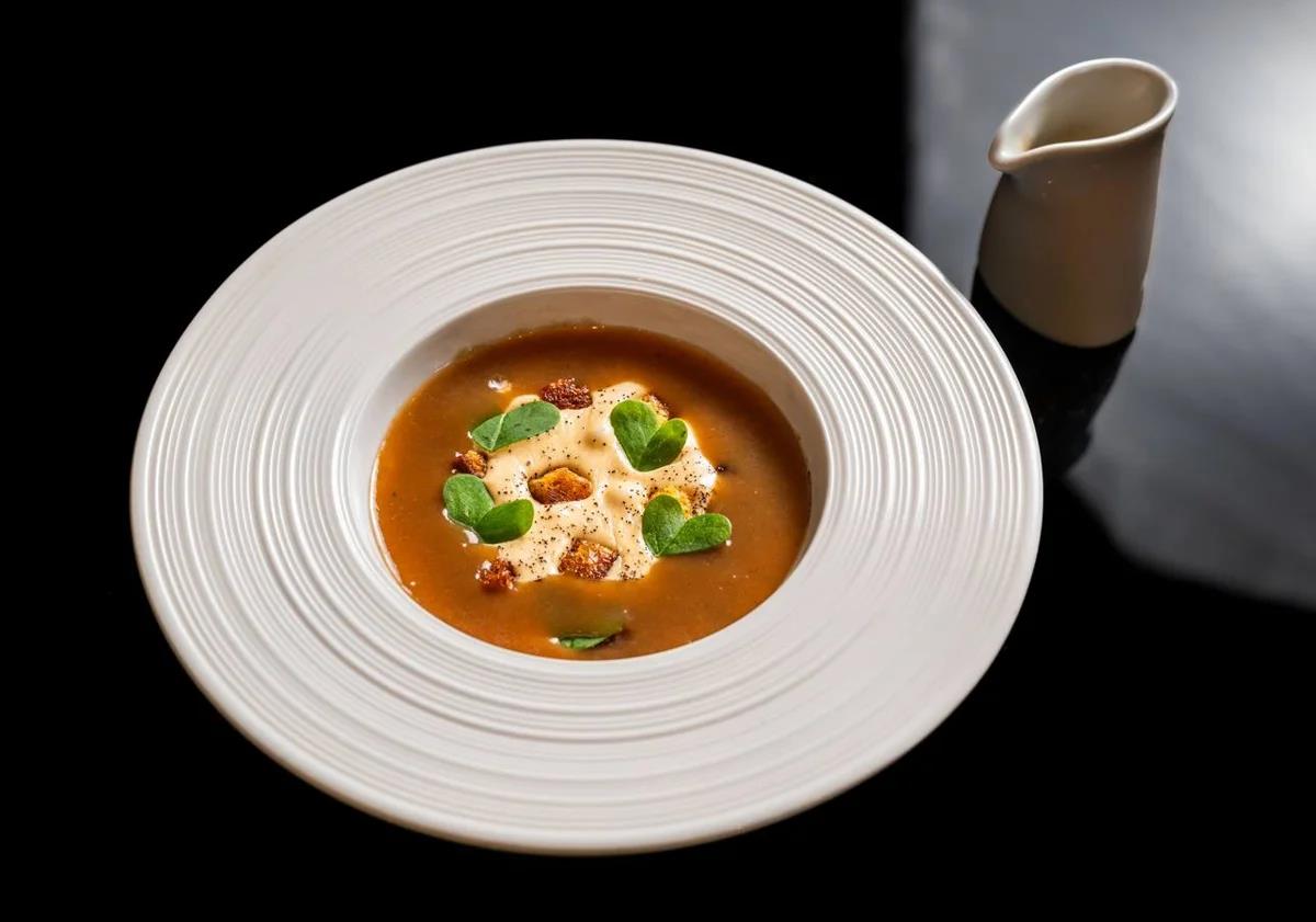 Imagen principal - Some of the creations by the Lagarde brothers, in which the plant world has a significant presence. Cocktails also have an important place on Cascada's menu.